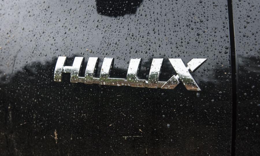 Логотип Toyota Hilux Invincible 50 Chrome Edition 2018 года  (фото 3 из 7)